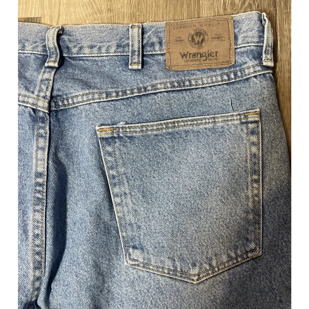 Wrangler Men's Jeans -Premium Quality- Light Wash Denim Blue Size 36x32 Regular